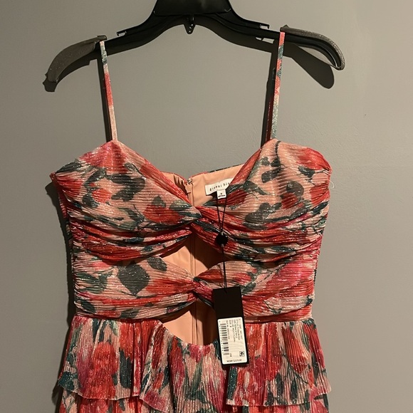 Gianni Bini
Grace Metallic Plisse Sweetheart Neck
Cut-Out Tiered Dress - Picture 4 of 8